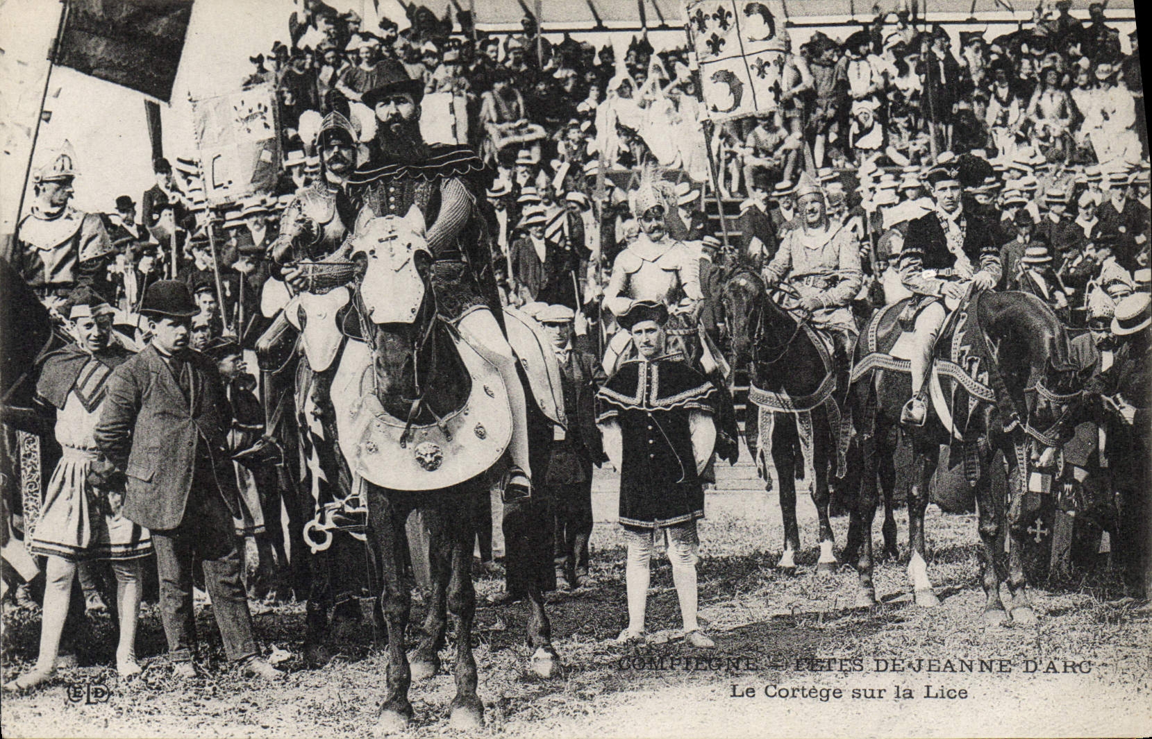 CPA Fetes de Jeanne d'Arc Compiegne Le cortege sur la lice TOP
