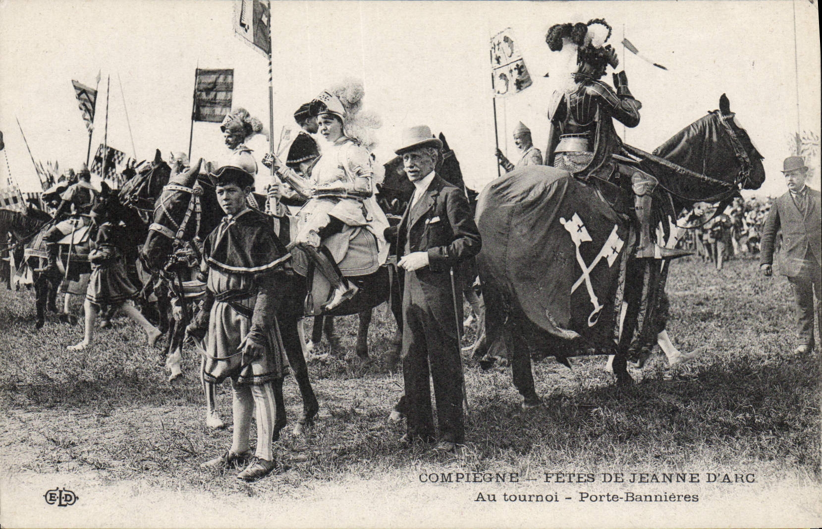 CPA Fetes de Jeanne d'Arc Compiegne Au tournoi Porte bannieres
