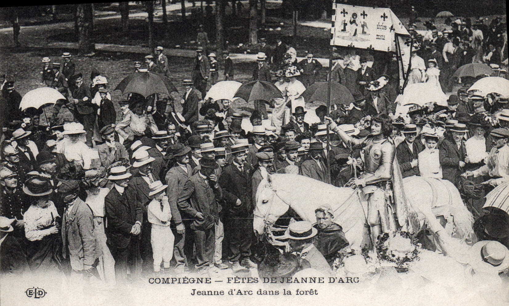 CPA Fetes de Jeanne d'Arc Compiegne Jeanne d'ARc dans la foret