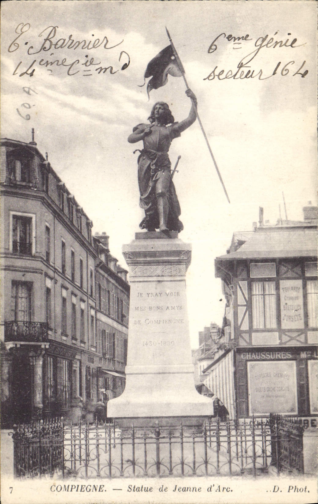 CPA Compiegne Statue de Jeanne d'Arc 