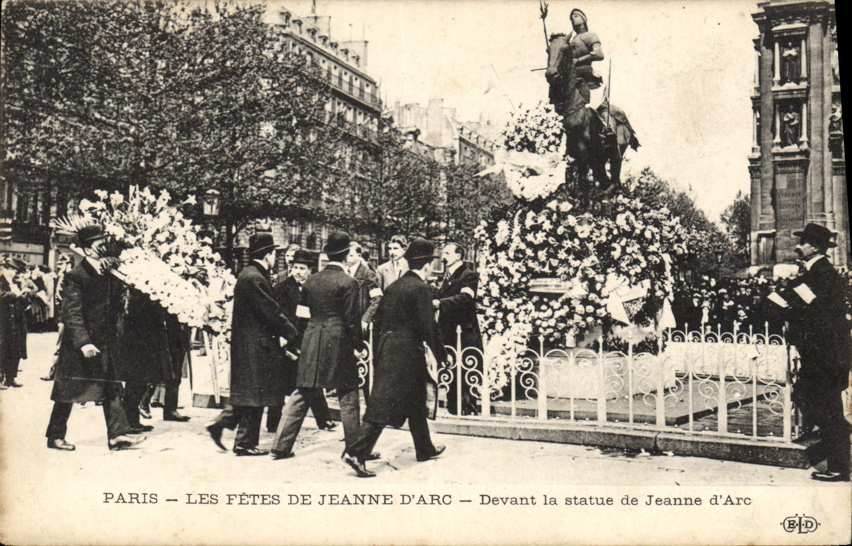 CPA Paris Les fetes de Jeanne d'Arc Devant la statue de Jeanne d'Arc