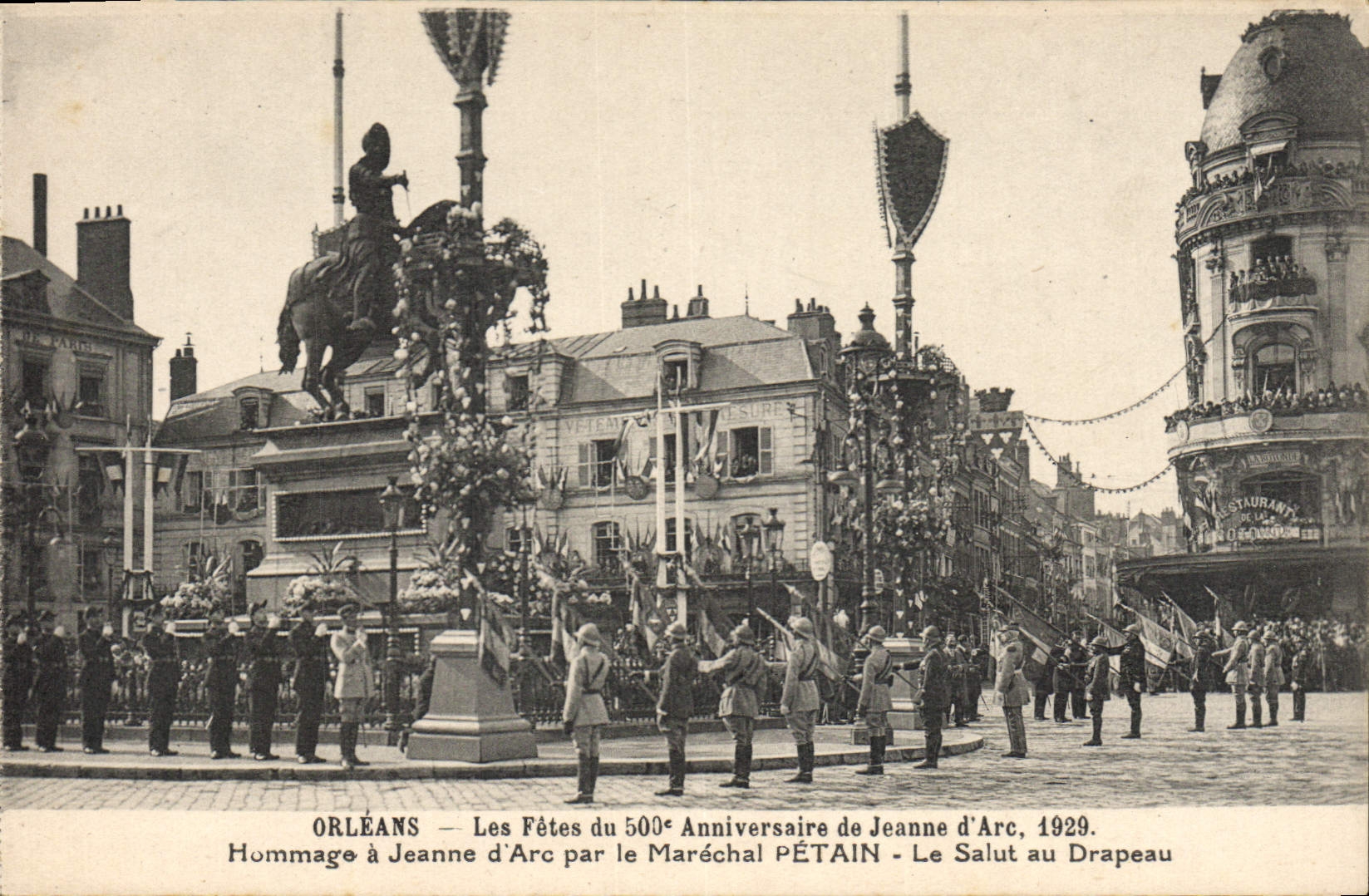 CPA Orleans Les fetes du 500eme anniversaire de Jeanne d'Arc Marechal Petain Le salut au drapeau 
