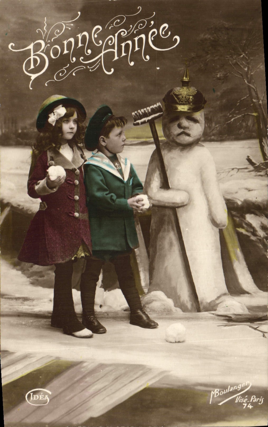 CPA Fantaisie Bonhomme de neige Enfants Casque allemand Militaria