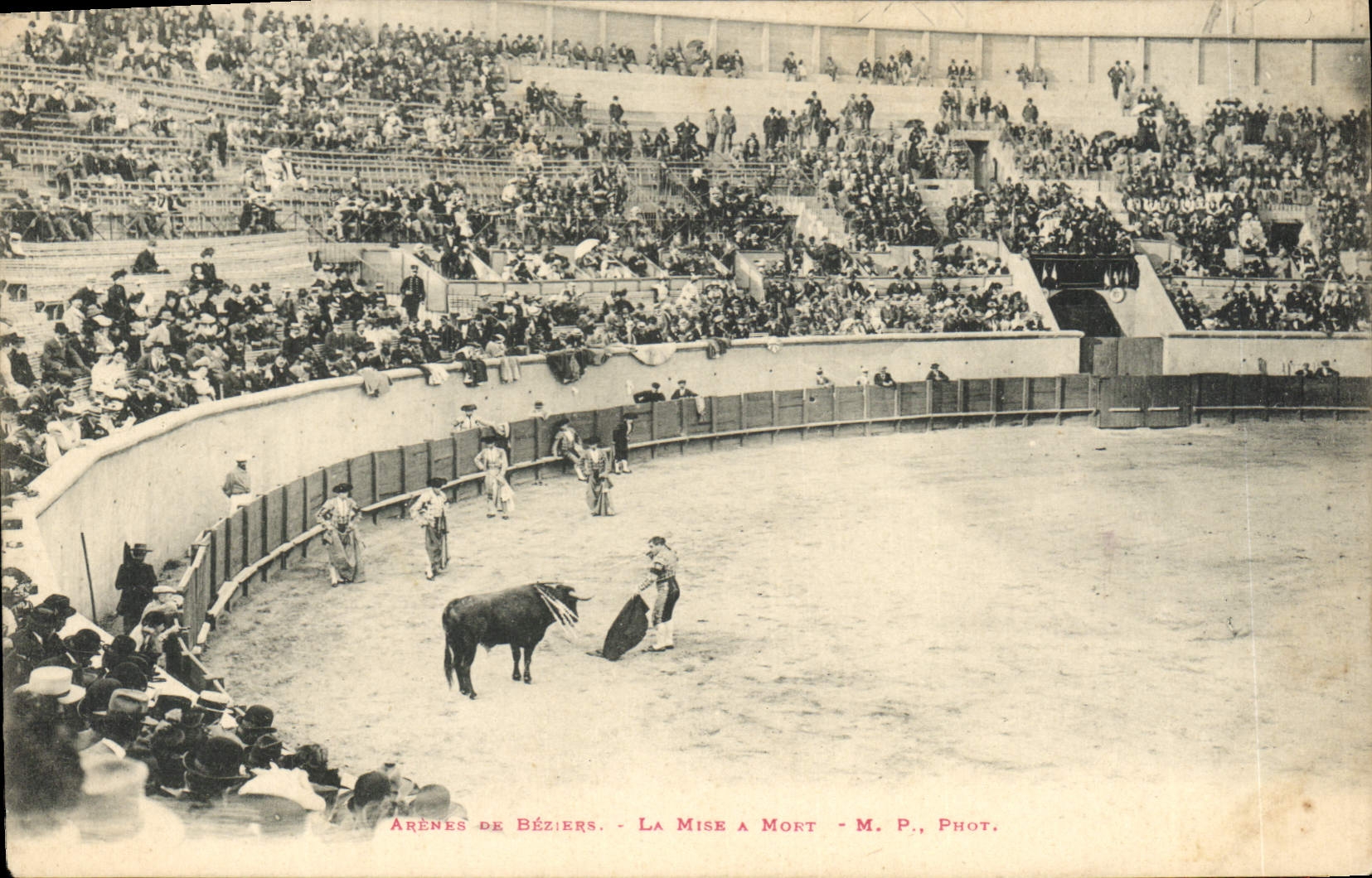 Postal Corrida Curso de toros Arenas de Beziers la puesta se murió