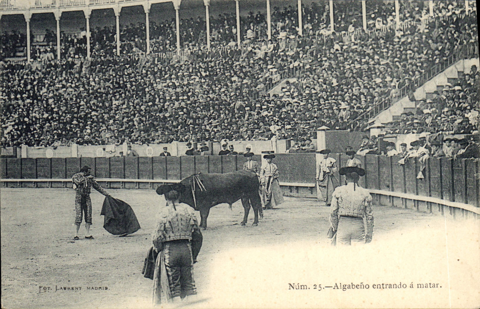 CPA Corrida Course de taureaux Algabeno entrando a matar