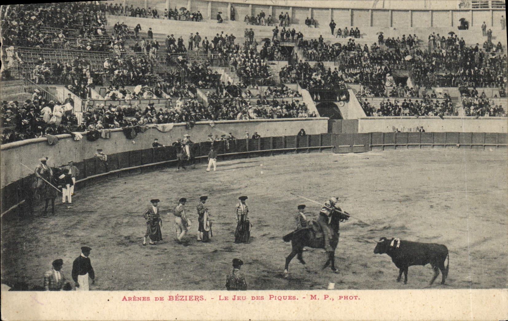 CPA Corrida Course de taureaux Arenes de Beziers Le jeu des piques