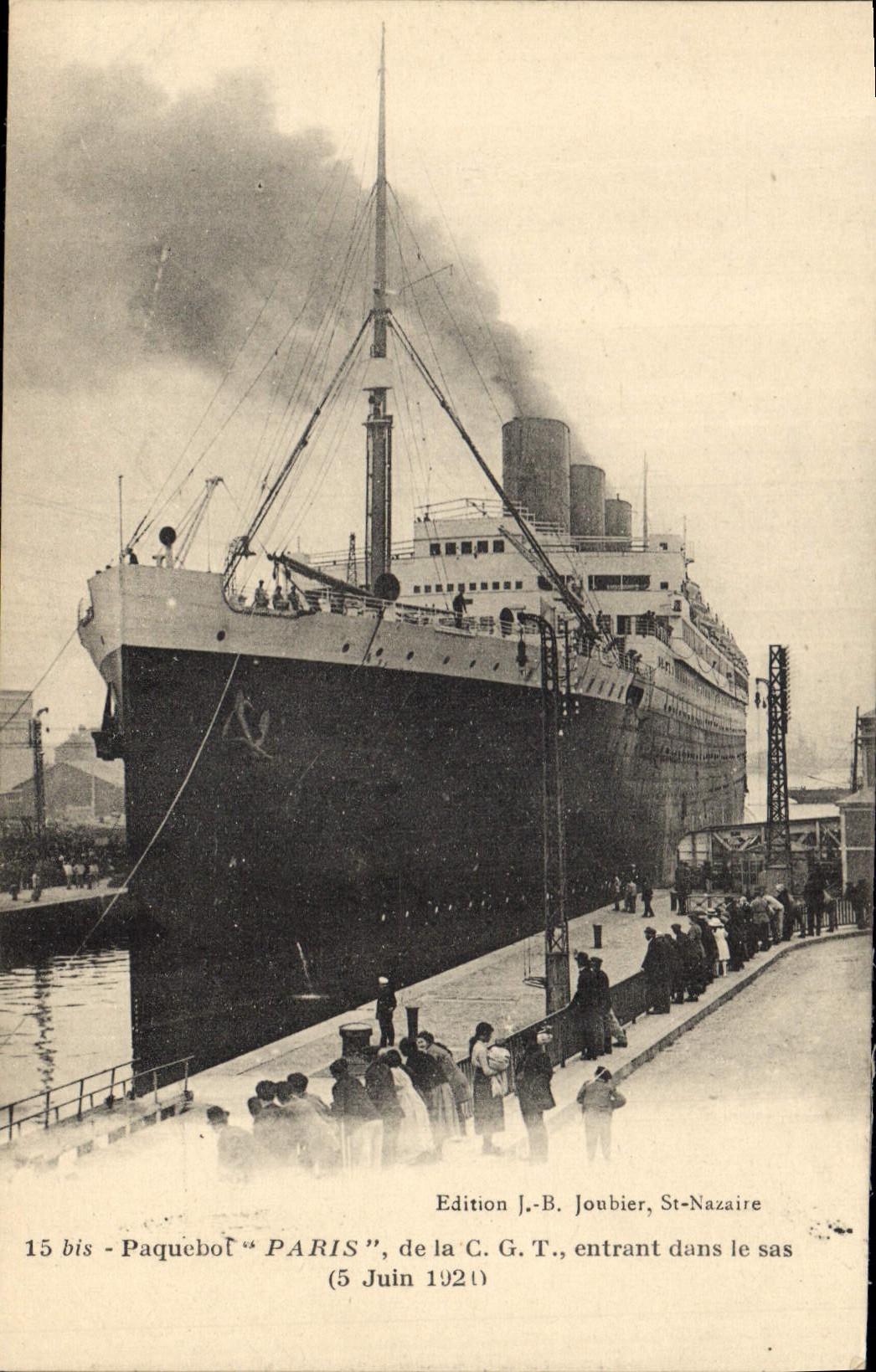CPA Bateau Paquebot Paris de la CGT entrant dans le sas 5 juin 1920