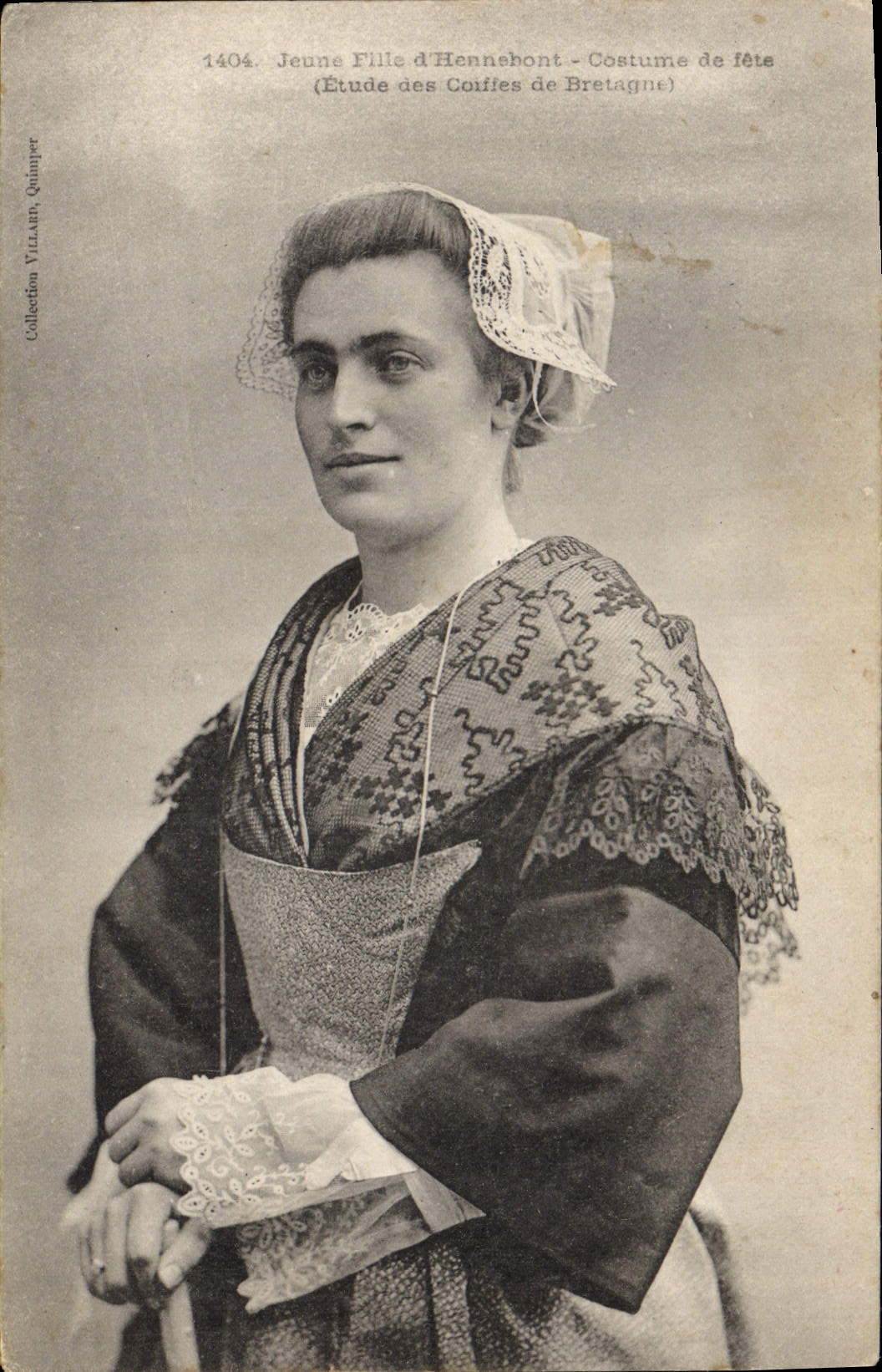 CPA Folklore Jeune fille d'Hennebont Costume de fete 