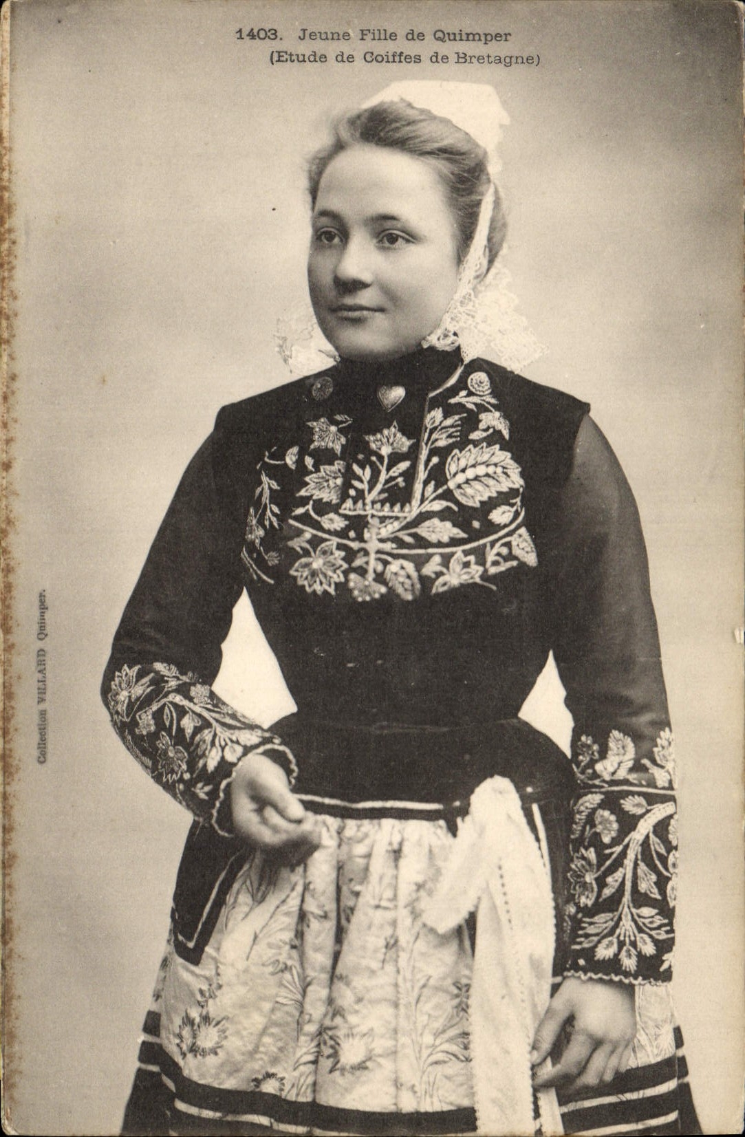 CPA Folklore Jeune fille de Quimper 