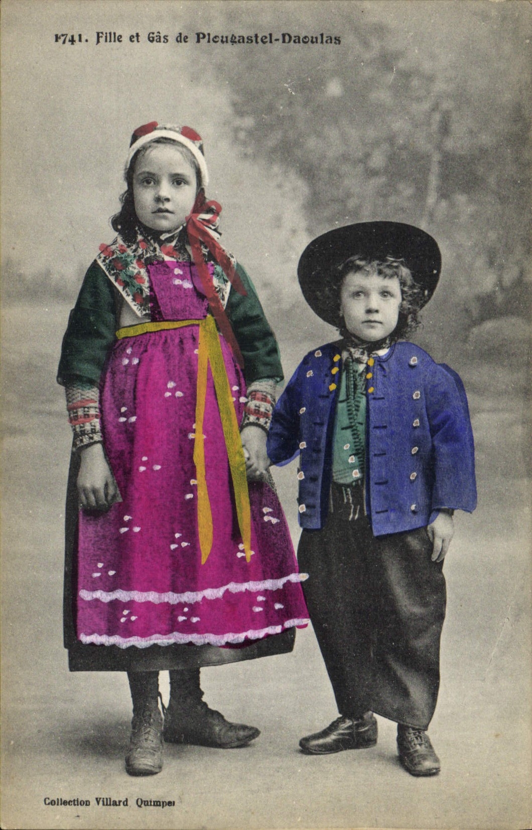 CPA Folklore Fille et Gas de Plougastel Daoulas 