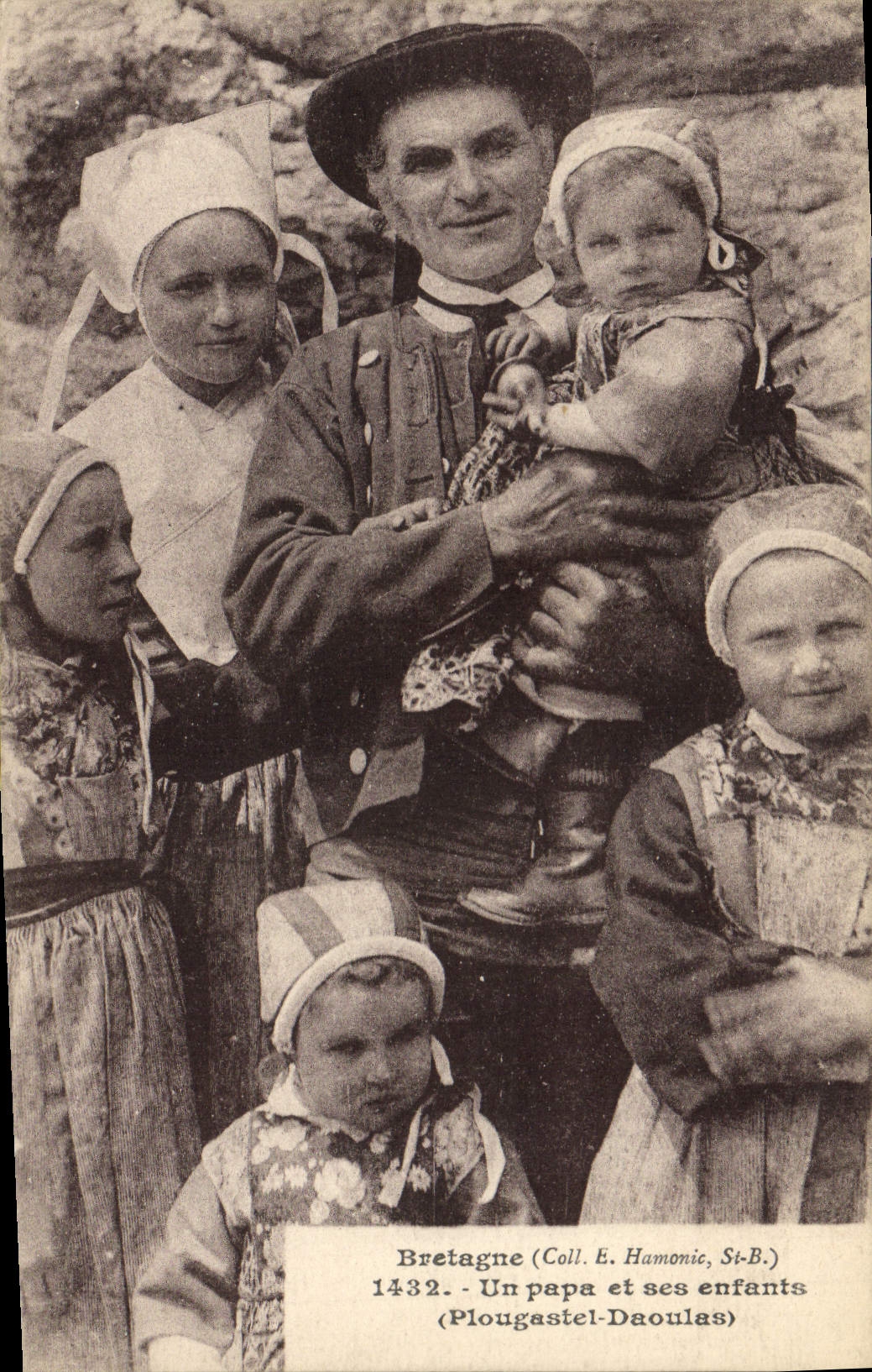 CPA Folklore Un papa et ses enfants Plougastel Daoulas 