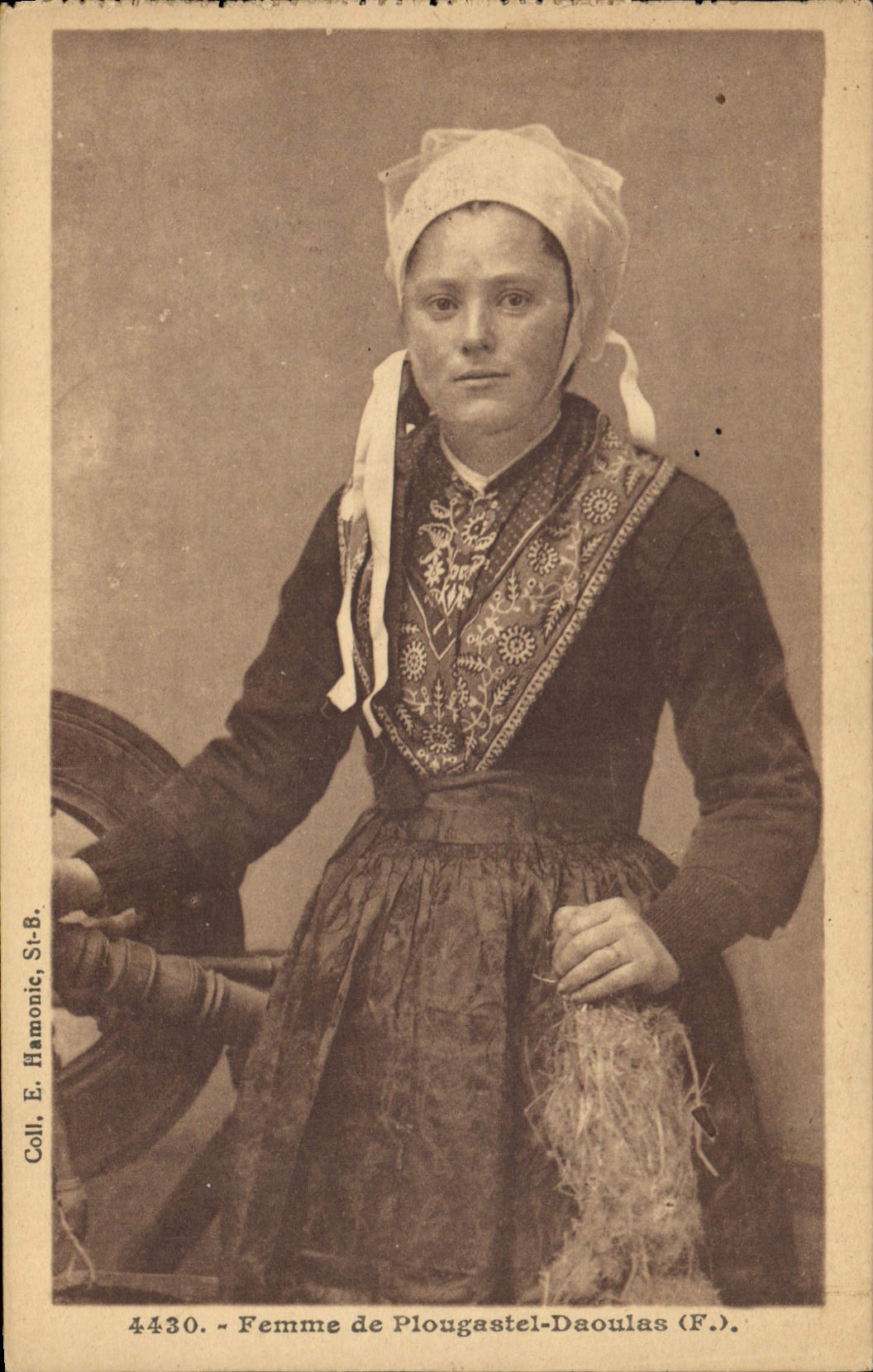 CPA Folklore Femme de Plougastel Daoulas 