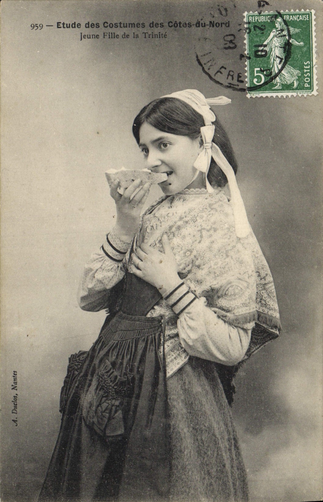 Postal Folclore Muchacha de Trinidad