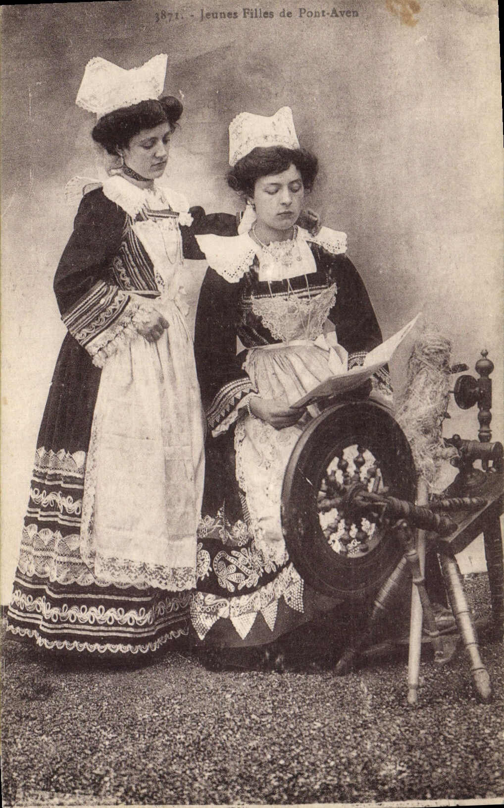 CPA Folklore Jeunes filles de Pont Aven 