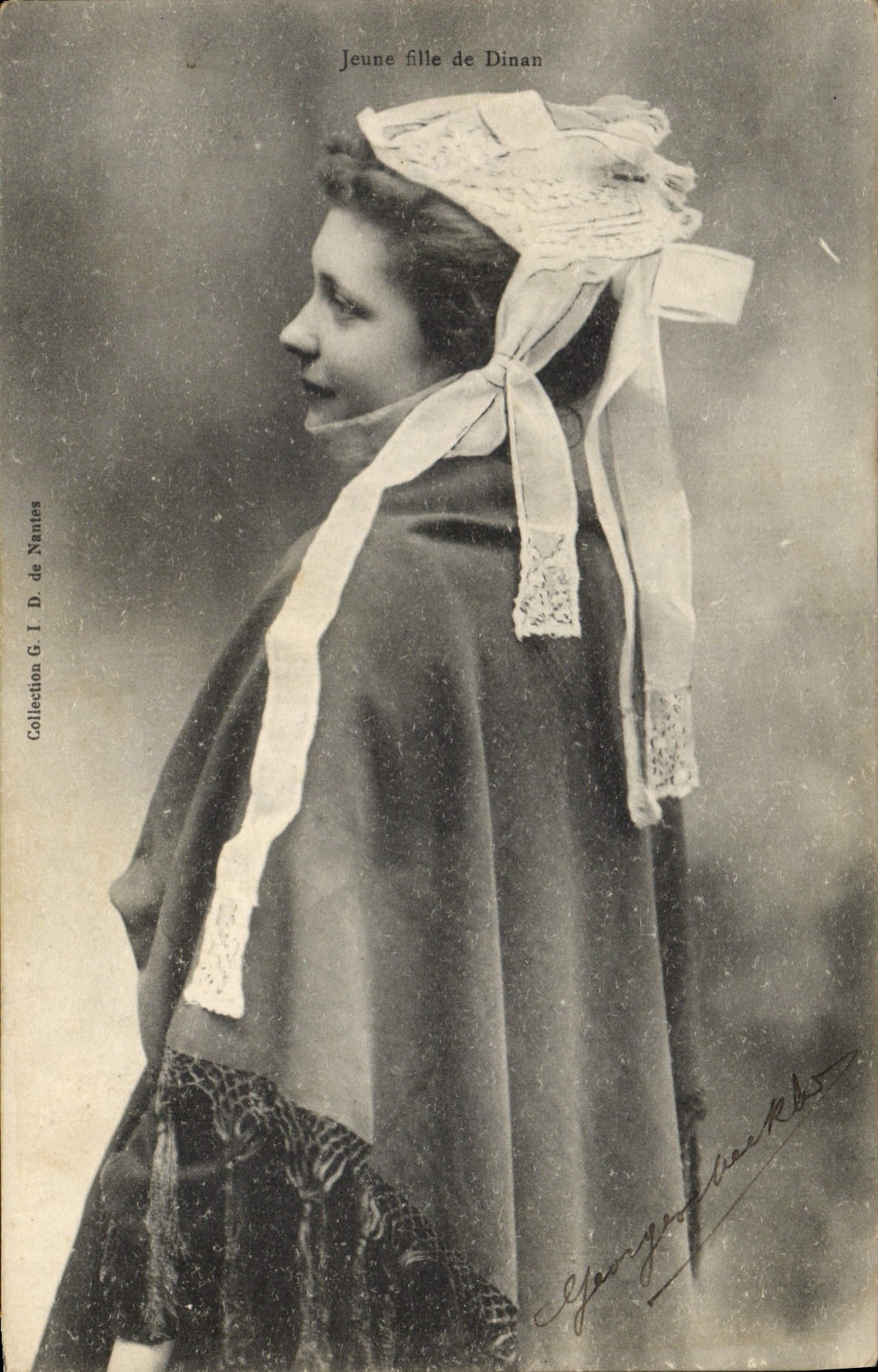 Postal Folclore Muchacha de Dinan