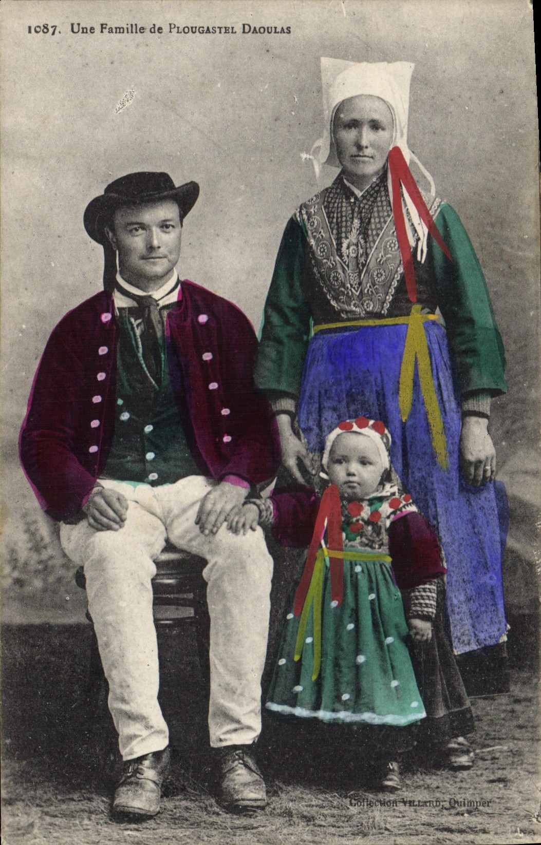CPA Folklore Une famille de Plougastel Daoulas 