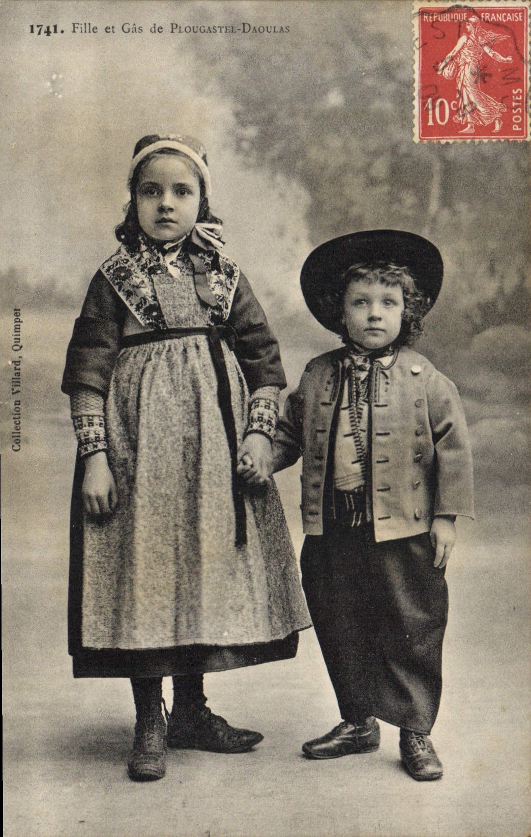 CPA Folklore Fille et Gas de Plougastel Daoulas 