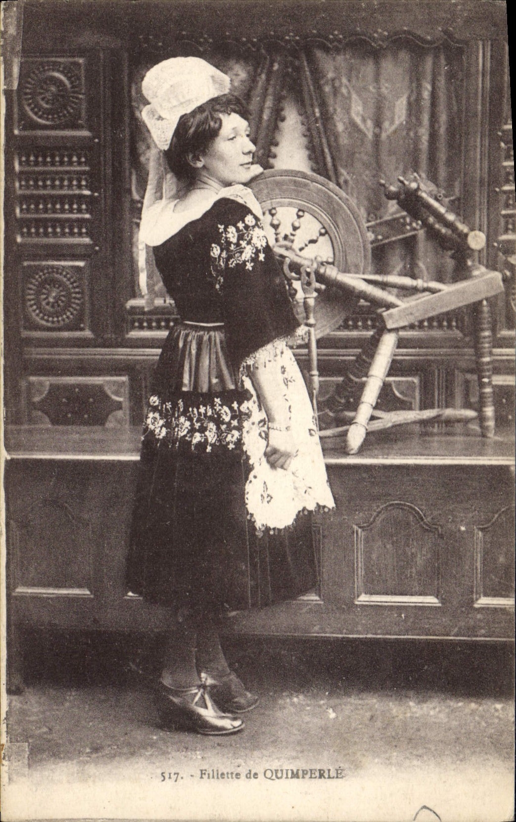 CPA Folklore Fillette de Quimperle 