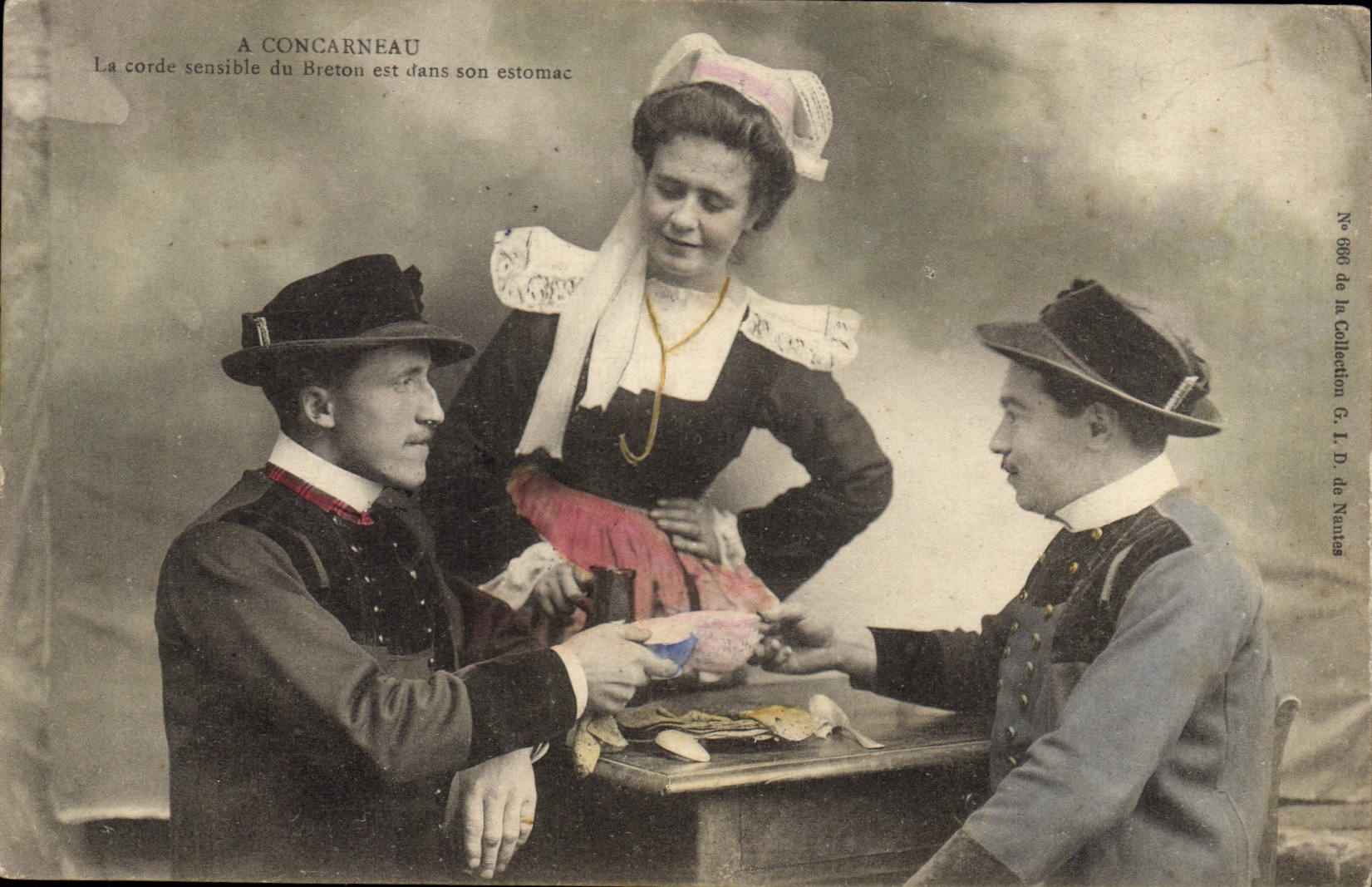 Postal Folclore Concarneau la cuerda sensible del Bretón está en su estómago