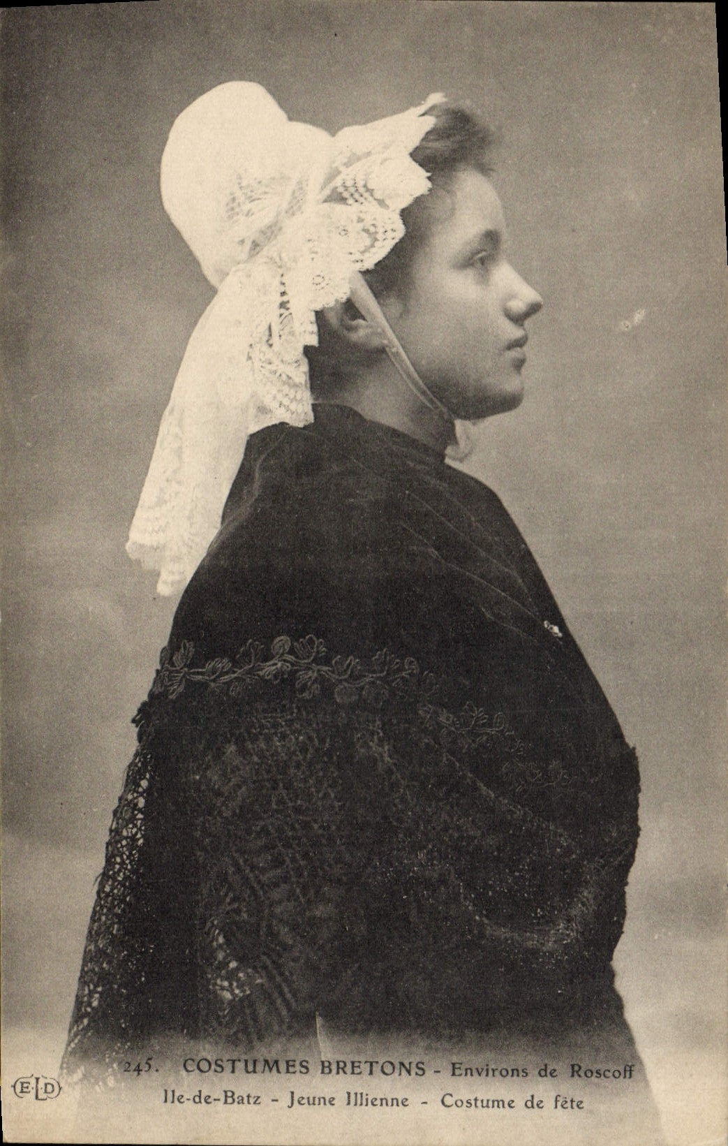 Postal Folclore Alrededores de Roscoff Isla de Batz Joven Illienne Traje de fiesta