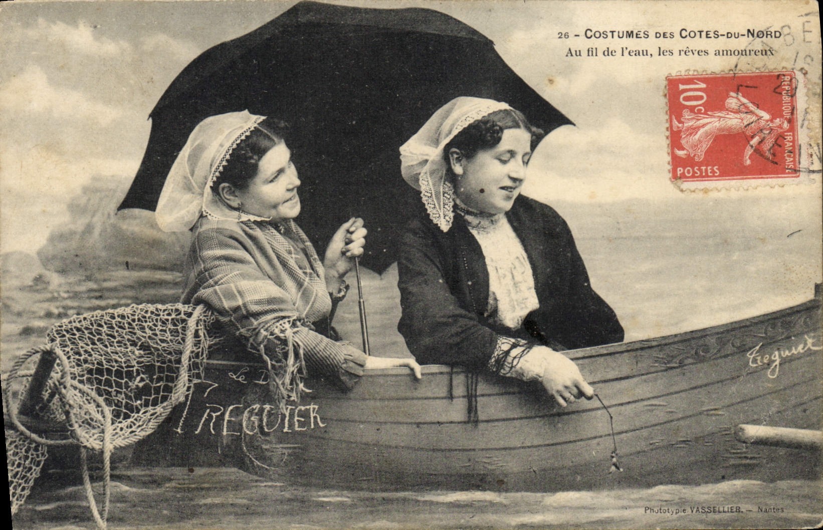 CPA Folklore Costumes des Cotes du Nord Au fil de l'eau les reves amoureux 