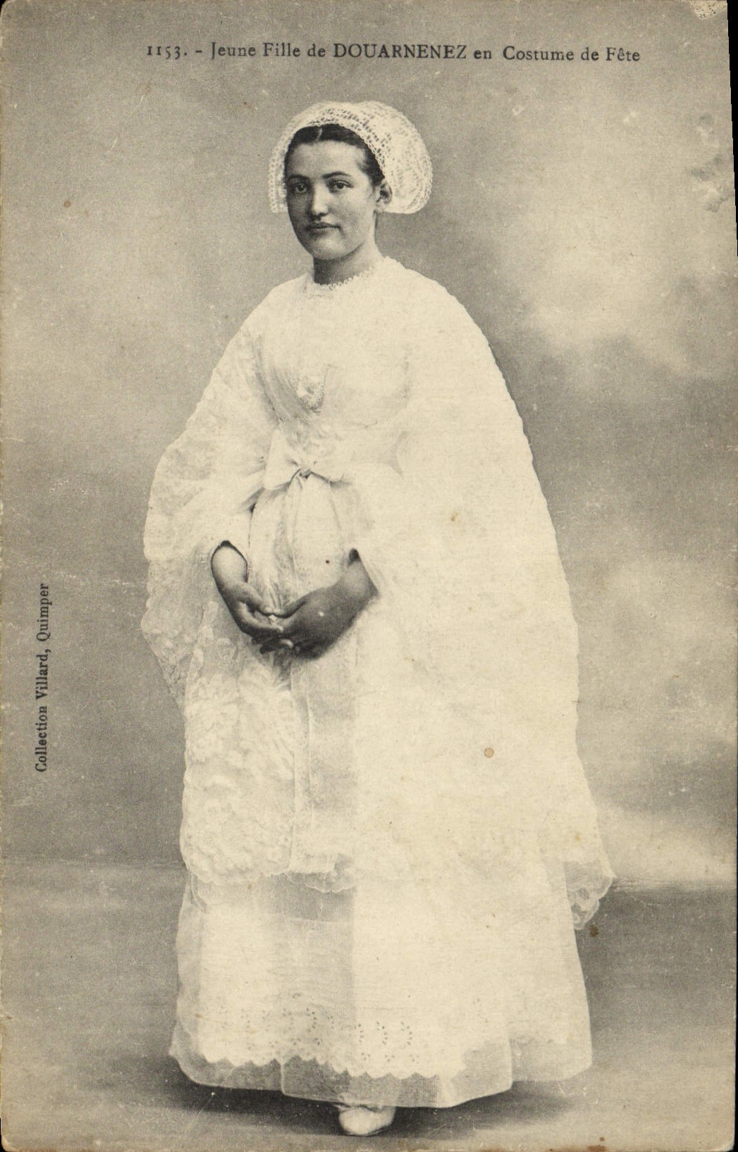 CPA Folklore Jeune fille de Douarnenez en costume de fete 