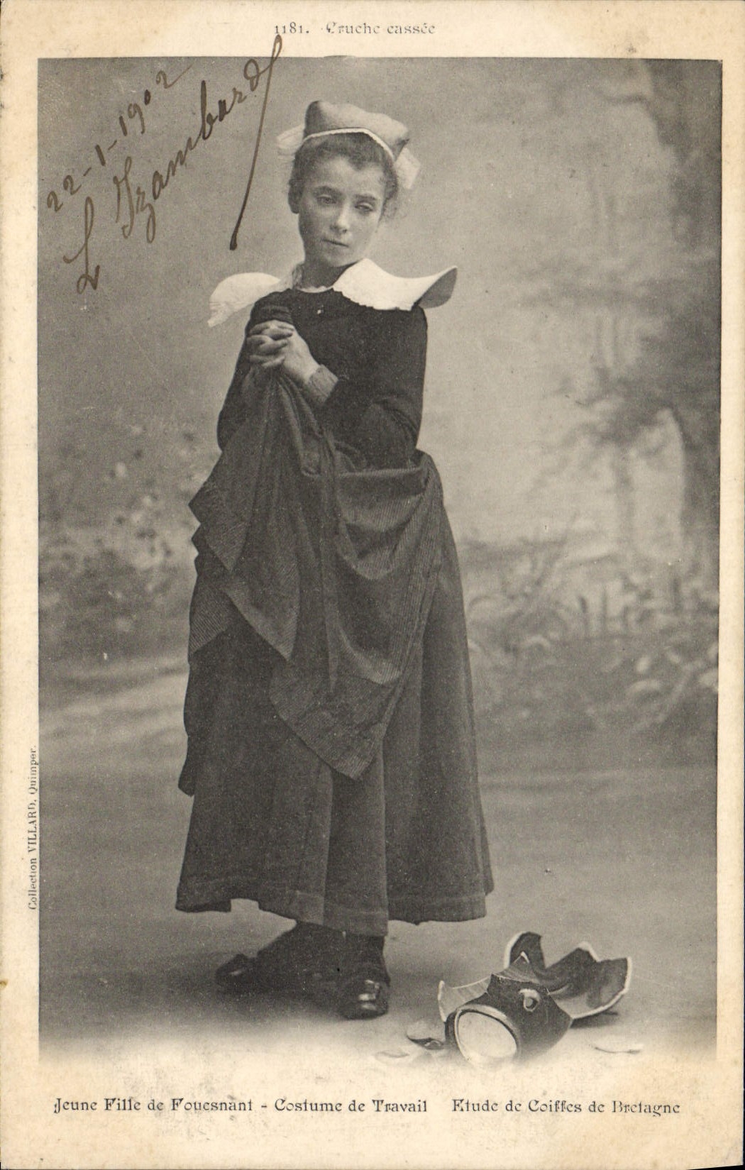 CPA Folklore Jeune fille de Fouesnant Costume de travail Cruche cassee 