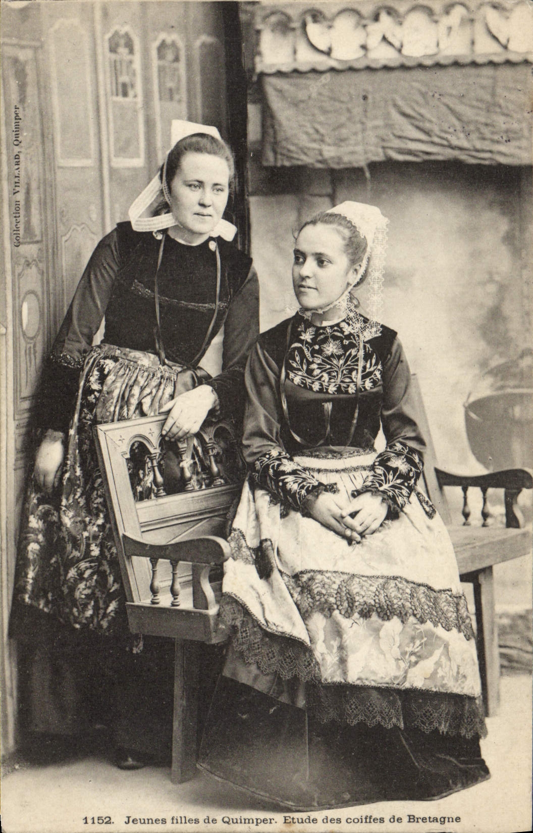 CPA Folklore Jeunes filles de Quimper 