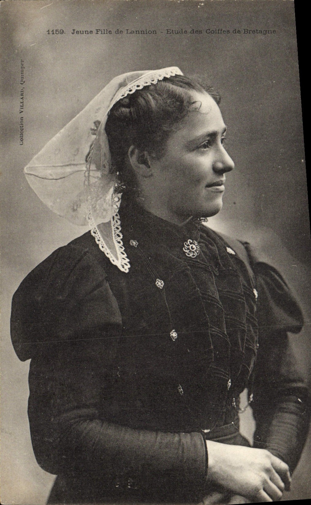 CPA Folklore Jeune fille de Lannion 