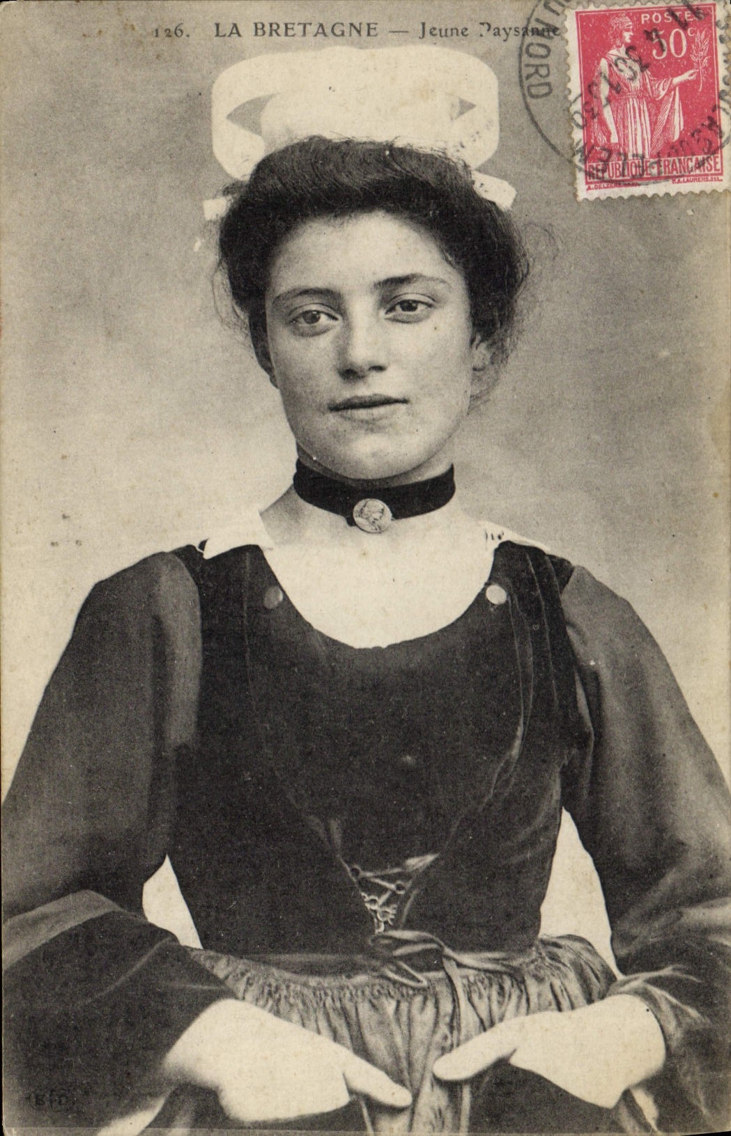 CPA Folklore Jeune paysanne Bretagne 