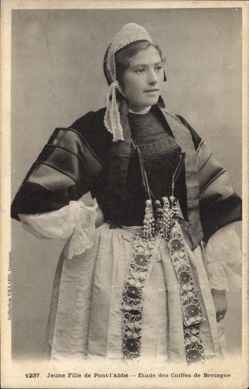 CPA Folklore Jeune fille de Pont L'Abbe 