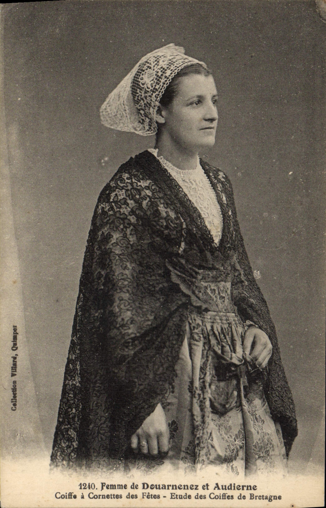 CPA Folklore Femme de Douarnenez et Audierne Coiffe a cornettes des fetes