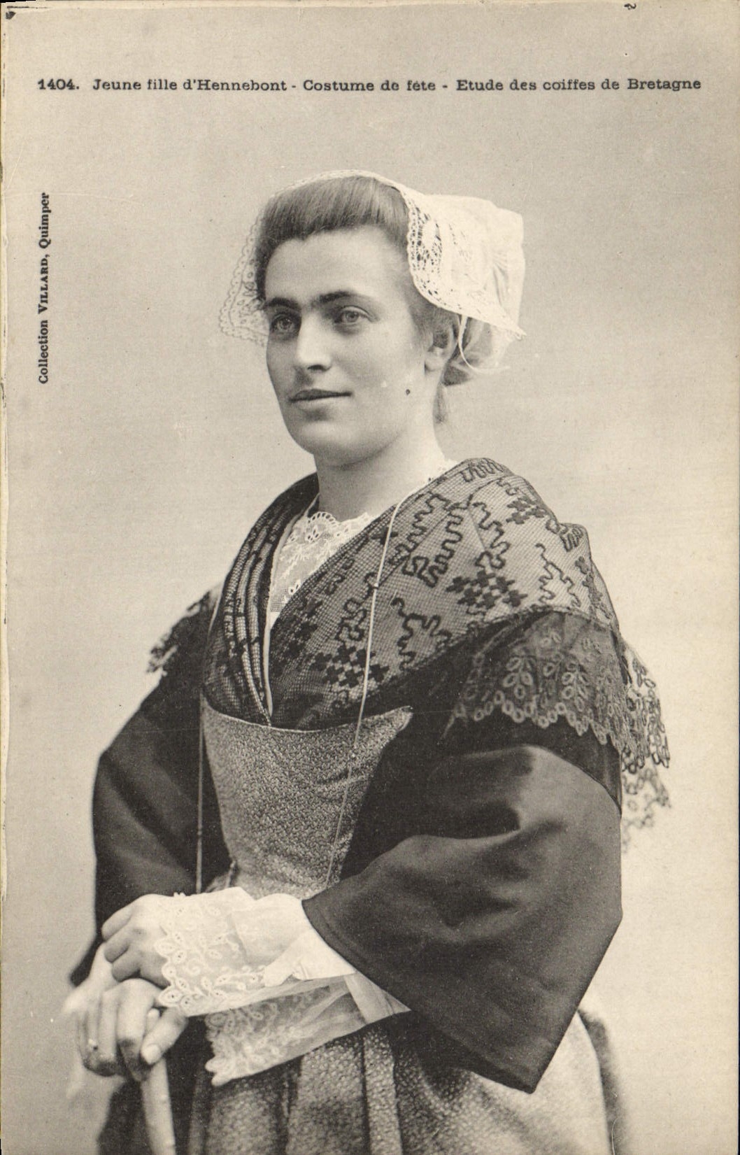 CPA Folklore Jeune fille d'Hennebont Costume de fete