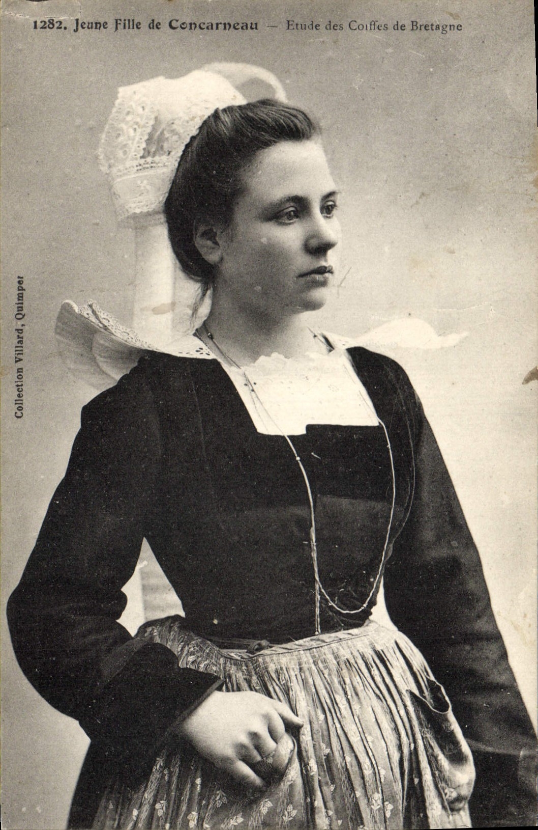 Postal Folclore Muchacha de Concarneau