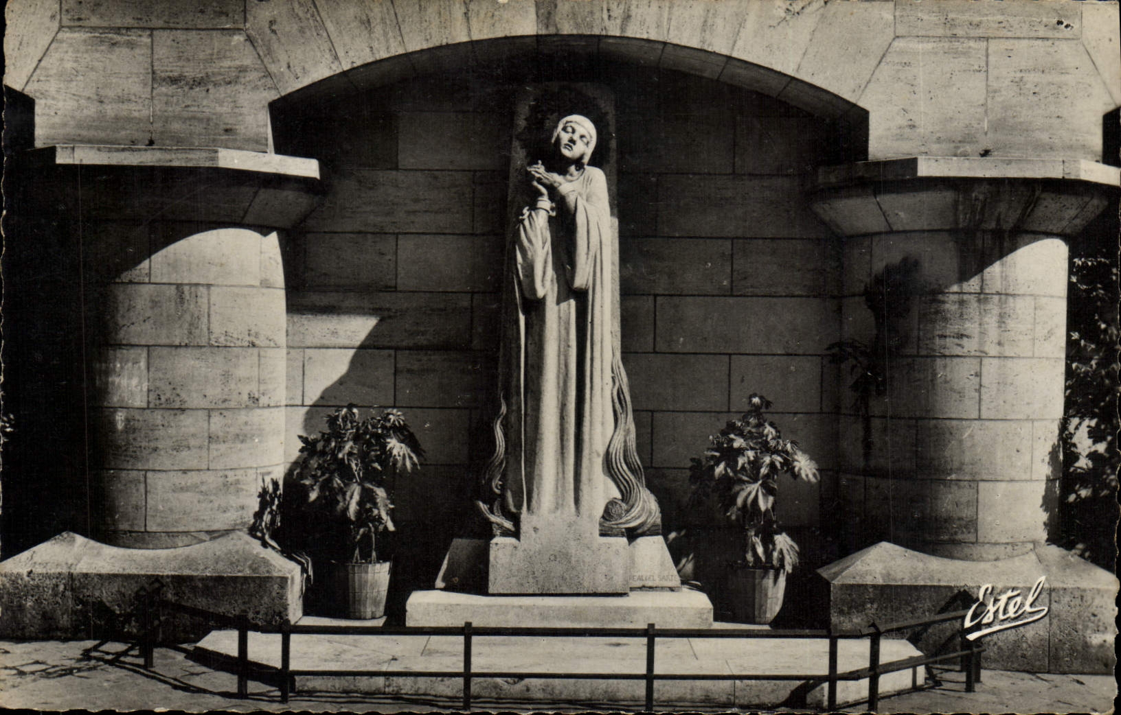 CPM Rouen Statue de Jeanne d'Arc sur l'emplacement du bucher