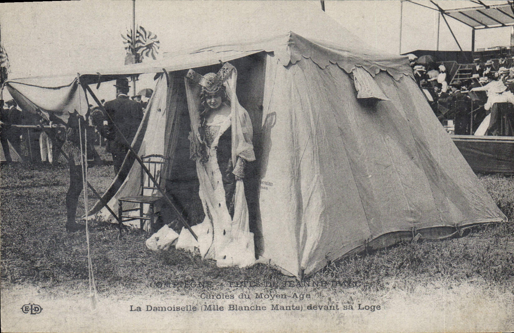 CPA Compiegne Fetes de Jeanne d'Arc Caroles du Moyen Age La demoiselle Mlle Blanche Mante devant sa loge