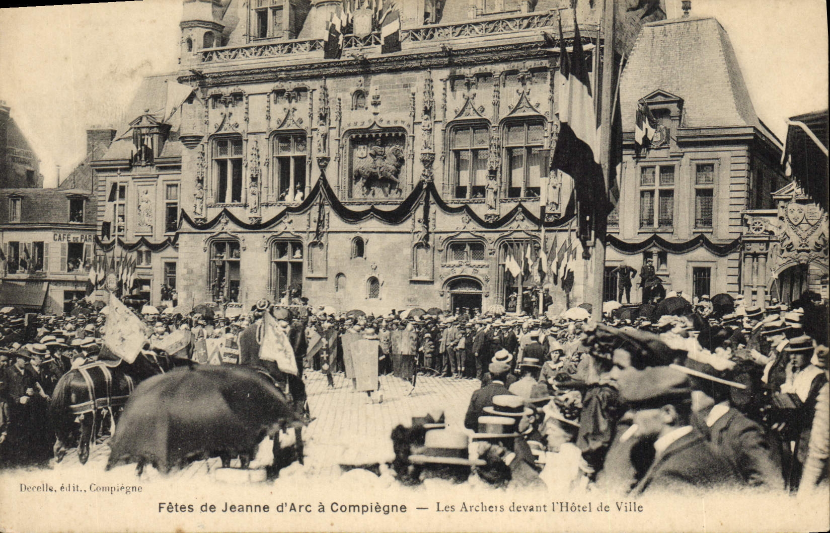 CPA Fetes de Jeanne d'Arc a Compiegne Les archers devant l'hotel de ville