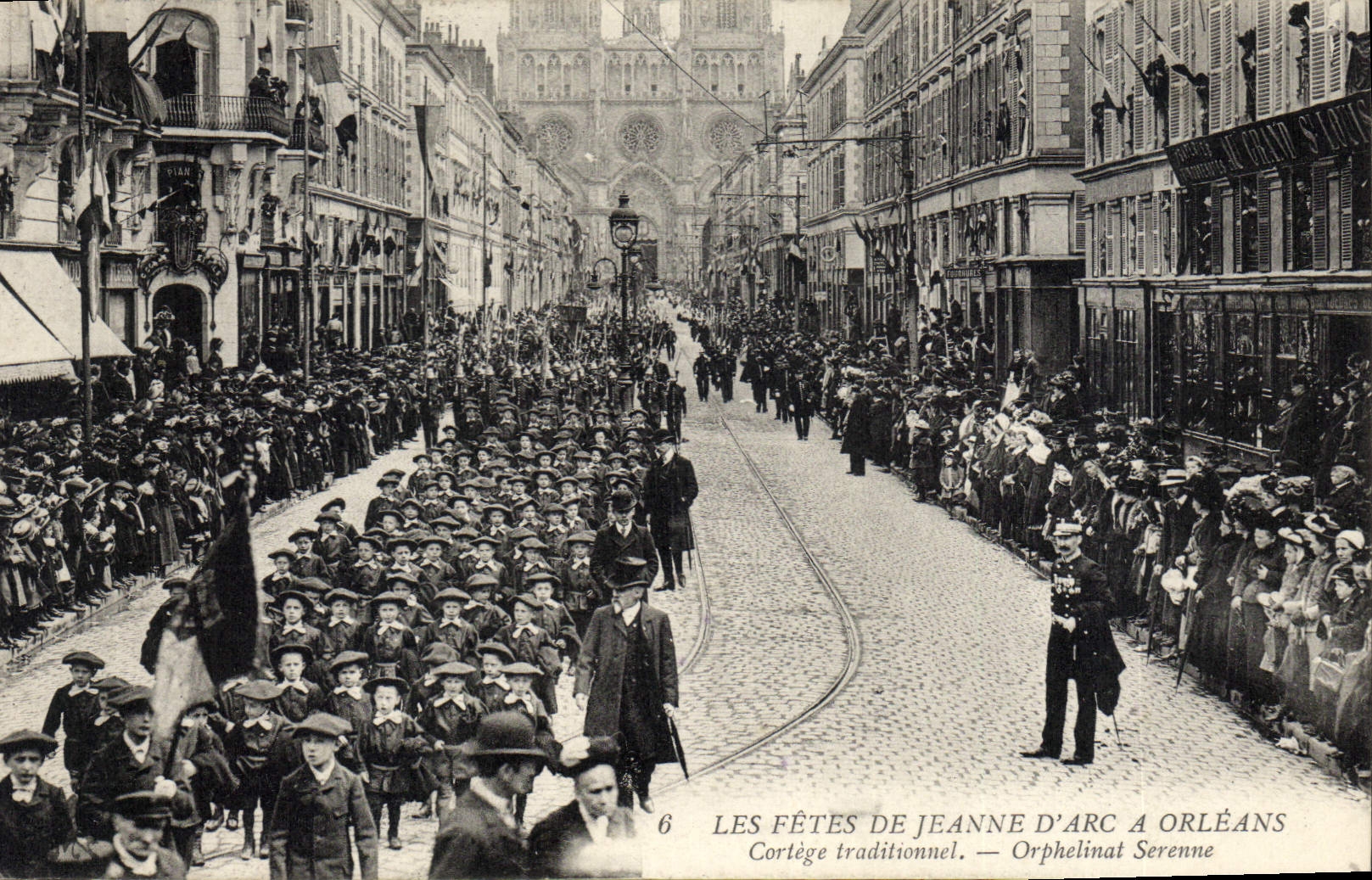 CPA Les fetes de Jeanne d'Arc a Orleans Cortege traditionnel Orphelinat Serenne