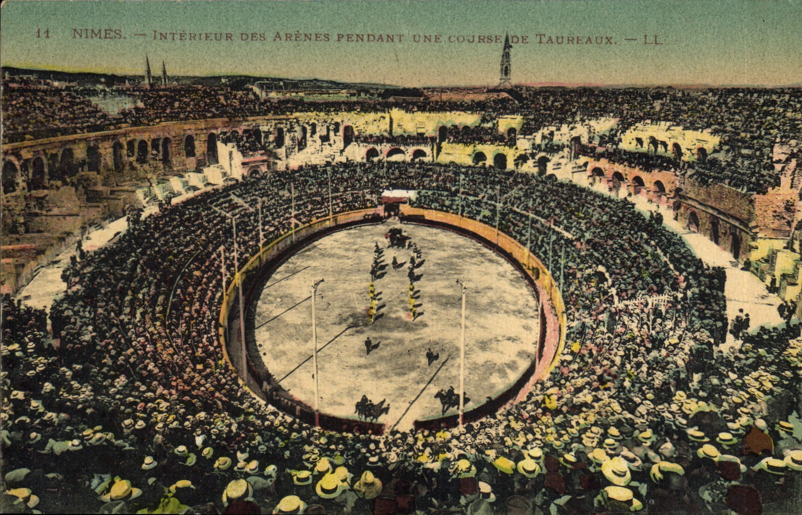 CPA Corrida Course de taureaux Nimes Interieur des arenes pendant une course de taureaux