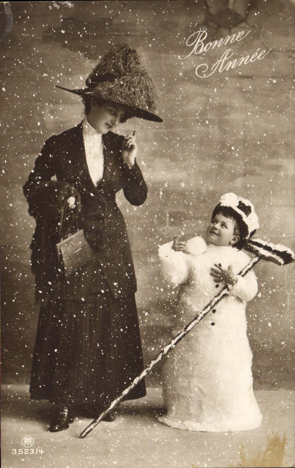 CPA Fantaisie Bonhomme de neige Enfant Femme 