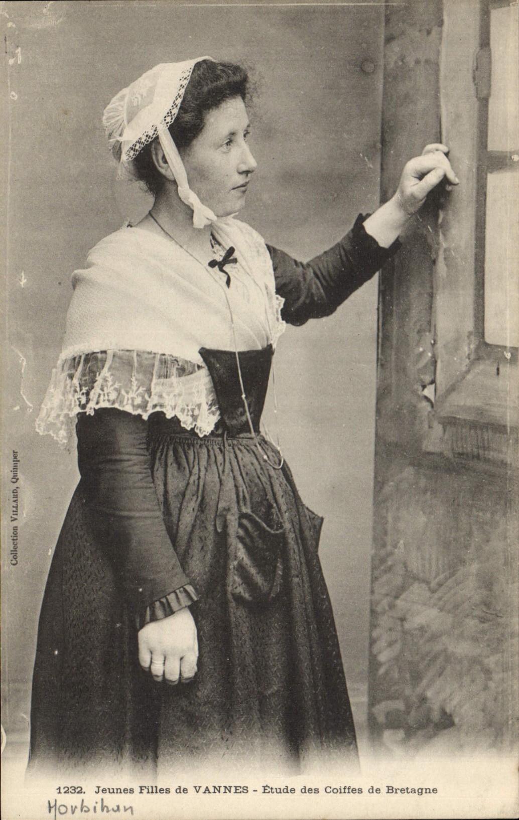 CPA Folklore Jeunes filles de Vannes 