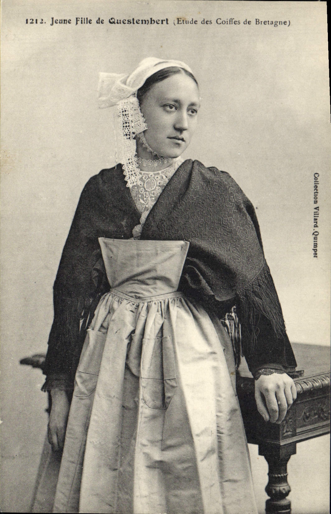 Postal Folclore Muchacha de Questembert