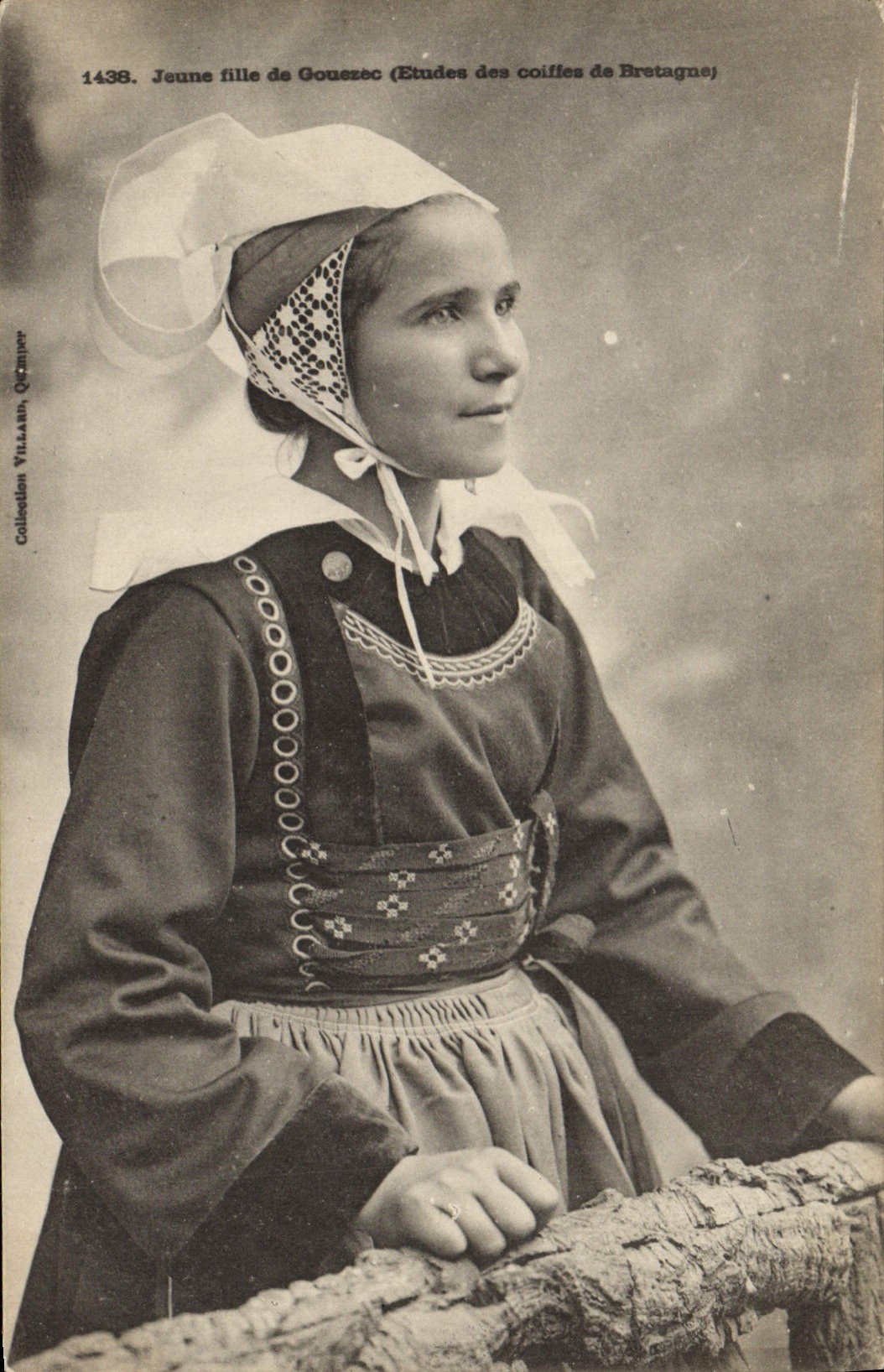 CPA Folklore Jeune fille de Gouezec 
