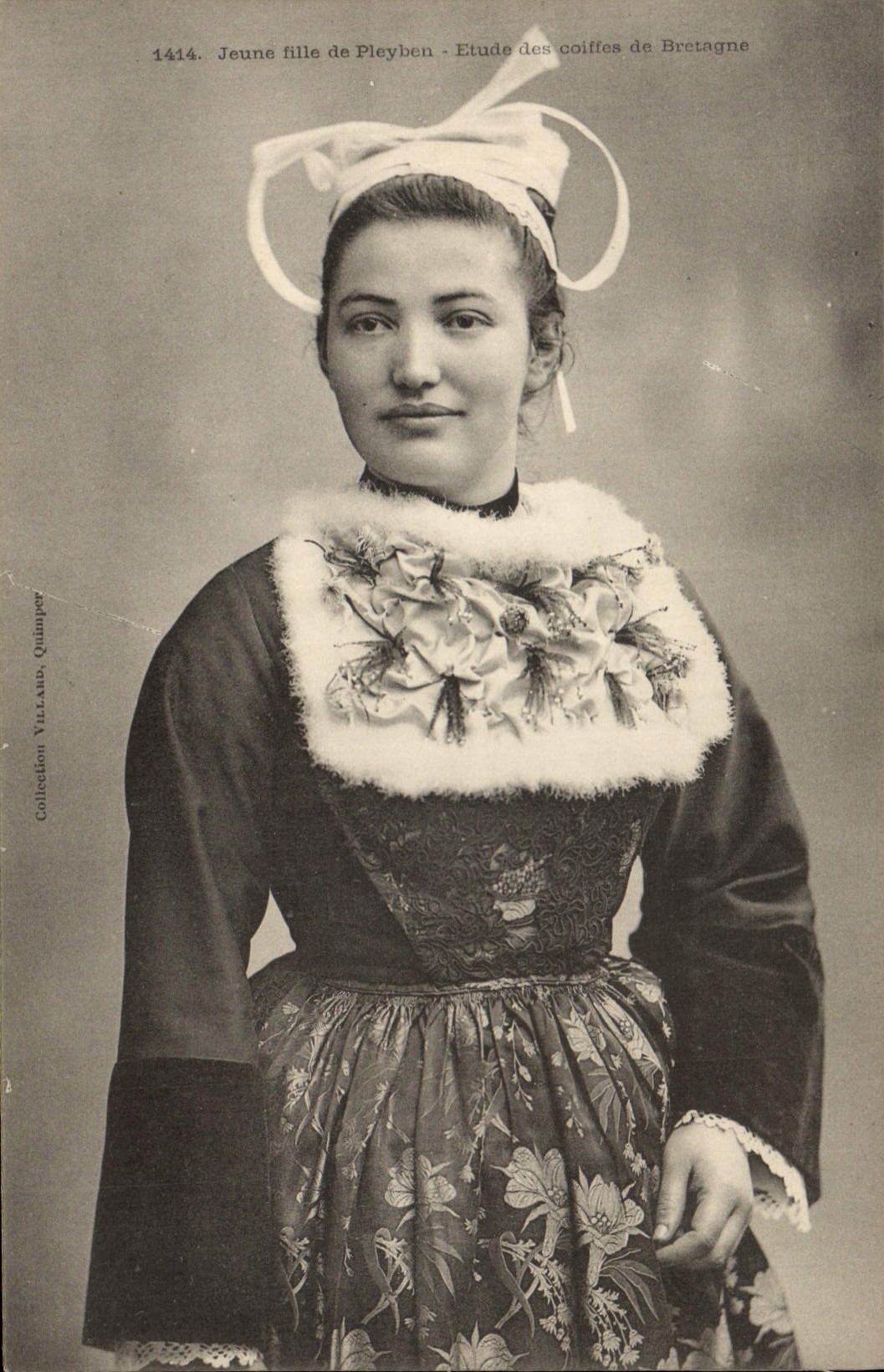 Postal Folclore Muchacha de Pleyben