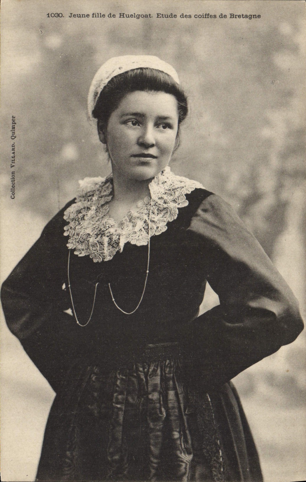 CPA Folklore Jeune fille de Huelgoat 