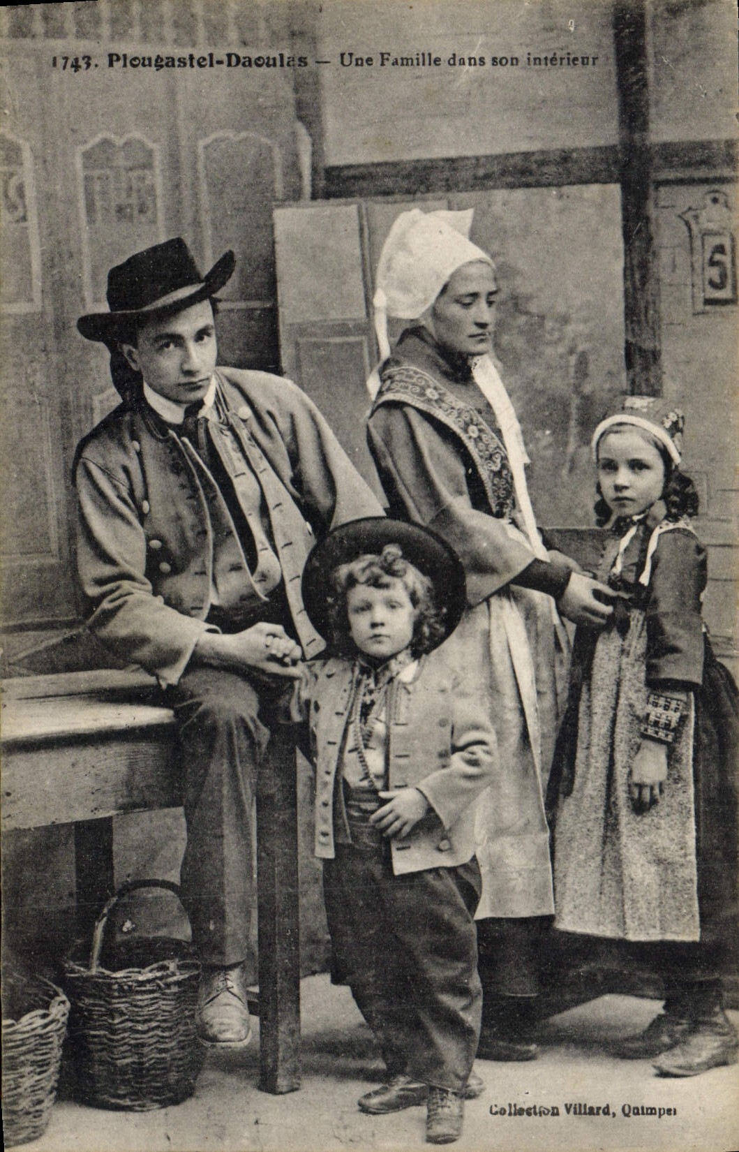 CPA Folklore Plougastel Daoulas Une famille dans son interieur Enfants 