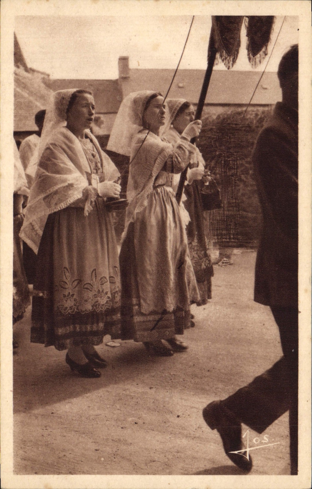 CPA Folklore Le Folgoet Au pardon Jeunes filles de Plouneour Trez portant la banniere 