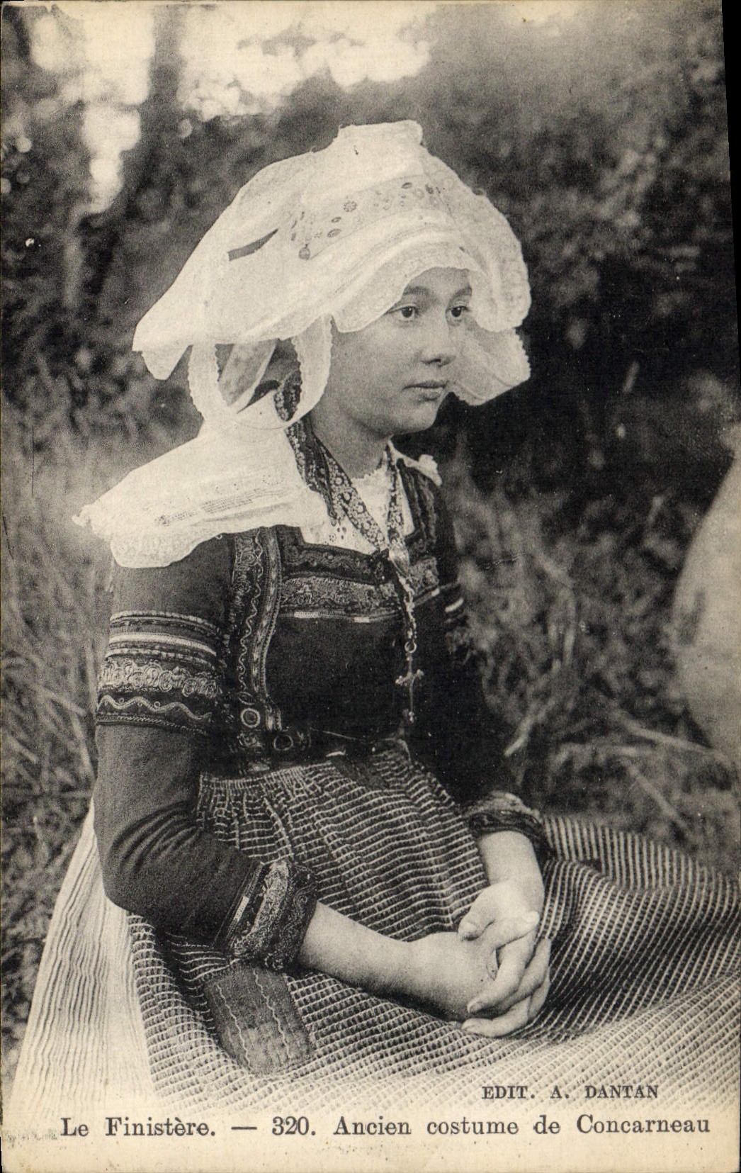 CPA Folklore Ancien costume de Concarneau 