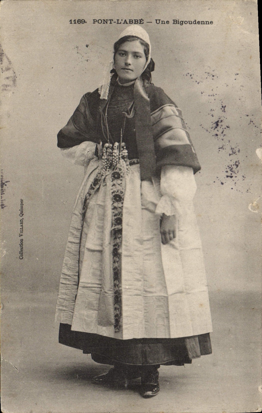 CPA Folklore Pont L'Abbe Une Bigoudenne 