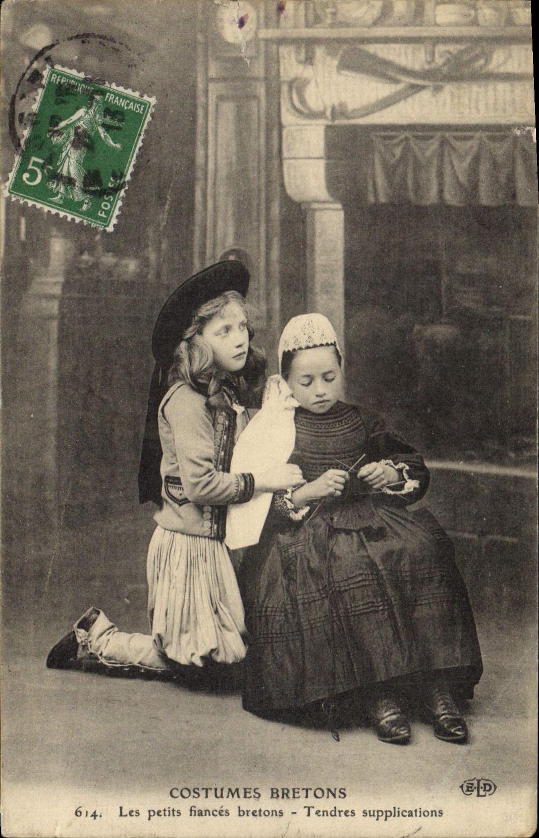 CPA Folklore Enfants Les petits fiances bretons Tendres supplications 